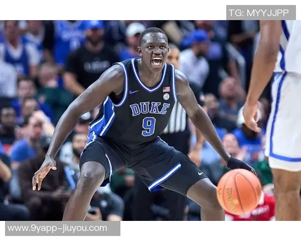 马卢阿奇篮下强势接球转身进攻成功完成21精彩瞬间