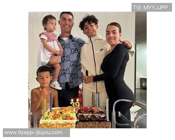 C罗为二女儿庆生送祝福偷穿乔治娜高跟鞋的趣味瞬间 C罗为二女儿庆生送祝福偷穿乔治娜高跟鞋的趣味瞬间