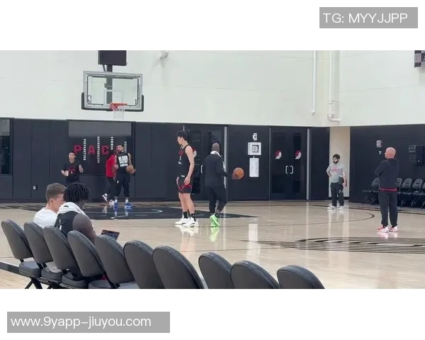 比卢普斯谈杨瀚森训练中的战术理解问题并提供详细指导 比卢普斯谈杨瀚森训练中的战术理解问题并提供详细指导