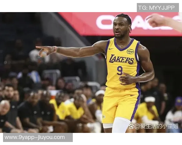 布朗尼被包夹失误库里反击背传希尔德意外失球引发争议