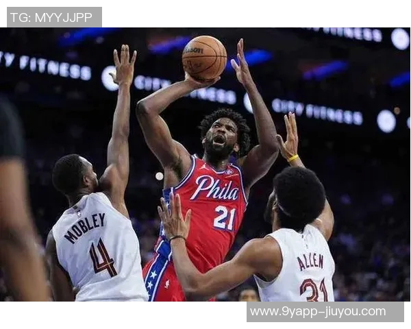 亨特快攻如闪电起飞骑扣恩比德大帝瞬间跪倒场上震撼全场